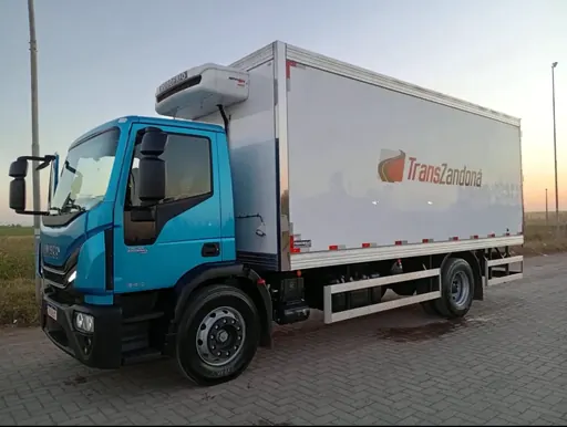 Caminhão Iveco da frota TransZandoná preparado para transporte de cargas entre SP e MS