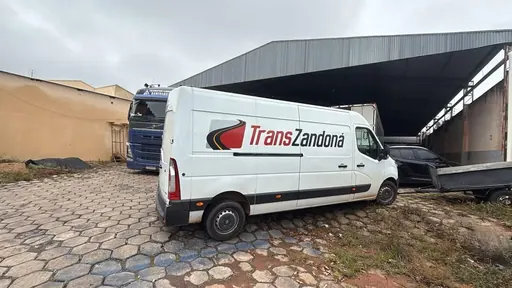 Van de entregas TransZandoná no pátio da filial, pronta para fretes rápidos na região de Presidente Prudente