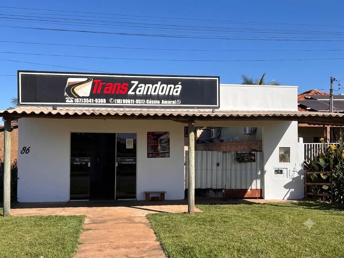 Fachada da unidade TransZandoná em Bataguassu-MS, com telefones (67) 3541-9388 e (18) 99611-0517
