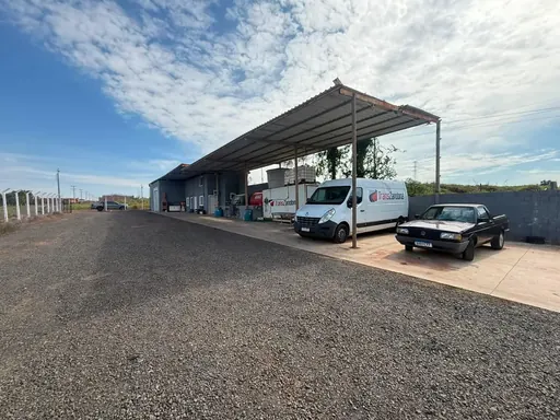 Pátio da transportadora TransZandoná em Presidente Prudente-SP com frota de caminhões para mudanças e fretes