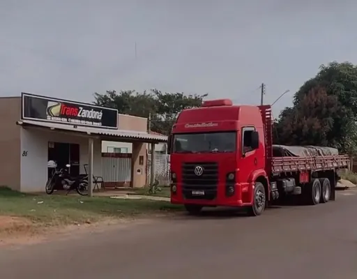 Caminhão VW Constellation vermelho da TransZandoná para transporte de mudanças de grande porte