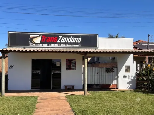 Escritório da transportadora TransZandoná com atendimento a clientes de mudanças e cargas