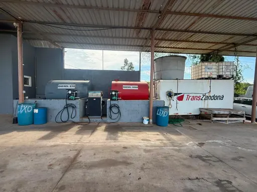 Armazém da TransZandoná com mercadorias paletizadas prontas para transporte e distribuição