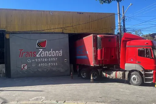 Caminhão vermelho da frota TransZandoná na filial São Paulo, capital – mudanças e fretes SP