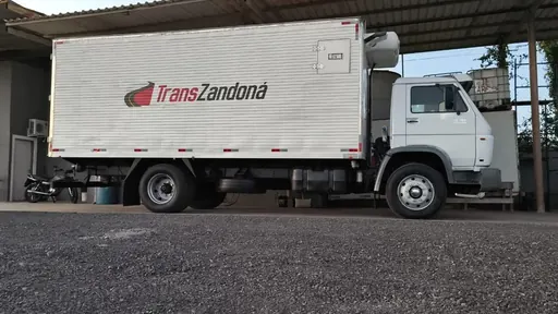 Caminhão baú branco da TransZandoná utilizado em mudanças interestaduais SP-MS-PR