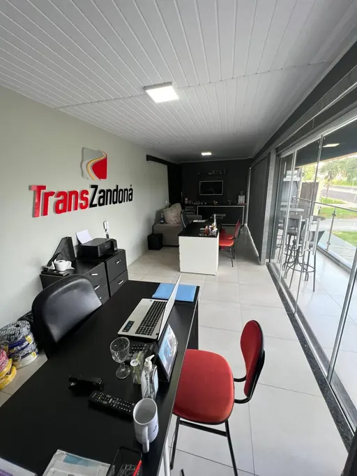 Instalações internas da TransZandoná – recepção e área administrativa da transportadora