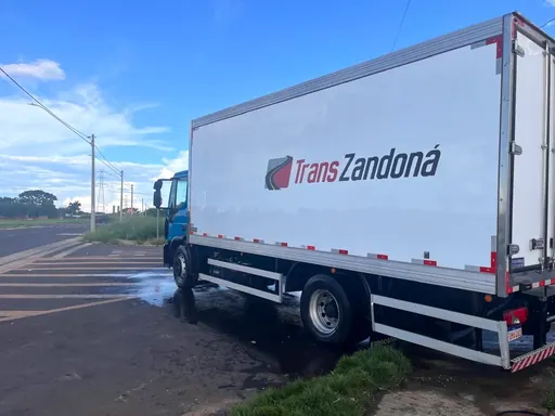 Caminhão baú da TransZandoná realizando entrega de mudança residencial no interior de São Paulo